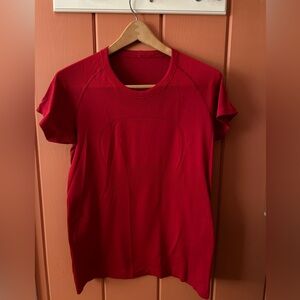 Lululemon Swiftly Tech Short Sleeve shirt. Sz 12. True Red.